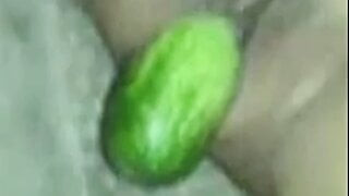 Las niñas malayas juegan con pepino