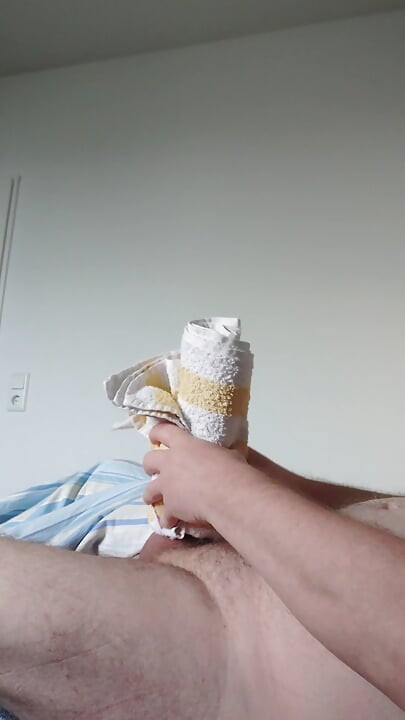 작은 자지가 수건으로 장난치고 있어