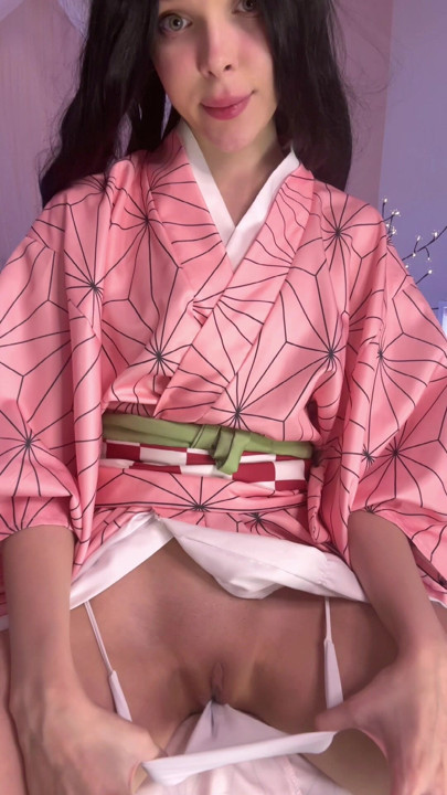 Terobsesi bagaimana set kimono merah muda ini menatapku