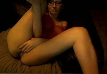 Girl masturbates on cam