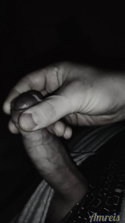 Kasnonoćno svršavanje. Klizanje prepucije po glavi kurca. Orgazam izbliza.