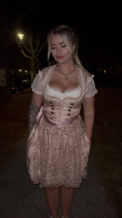 Dirndl la cagna si spoglia