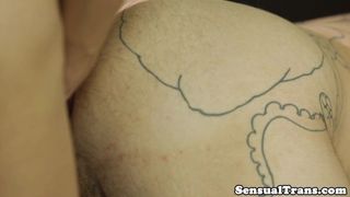 Asiático travesti masturbándose polla mientras enculada