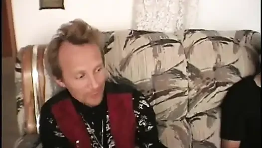 Slutty Vixen aynı anda sikilirken yarak emiyor