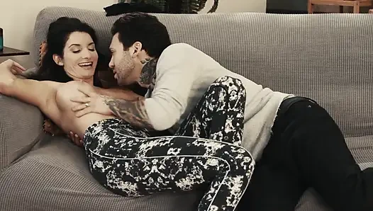 Komşu kızların sahnesi 2 kızın yarağa ihtiyacı var