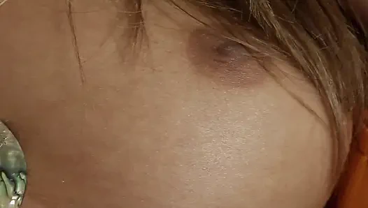 Memek becek cewek sange rambut pirang ini lagi asik muasin memek beceknya pakai vibrator favoritnya