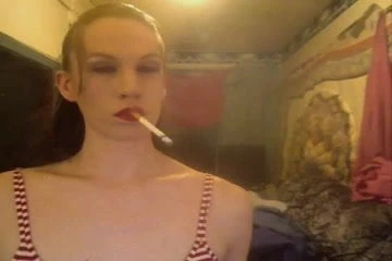 Ώριμη tmilf απολαμβάνει ένα δυνατό τσιγάρο