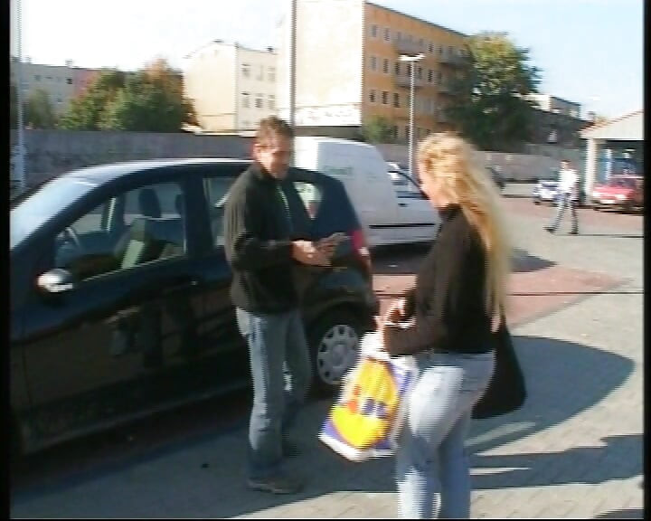 Barmfagre tysk babe får en ansiktsbehandling etter varm kuk-rideøkt