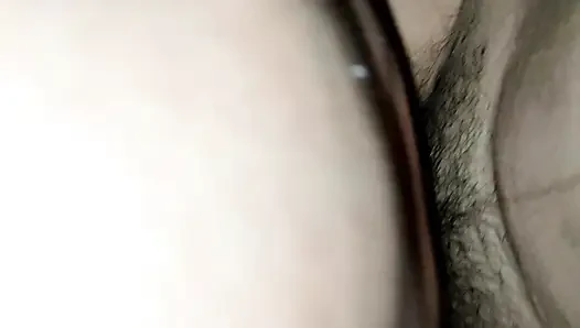 Seksi kıza dokunarak su serbest bırakıldı, sikişmek için malzeme.