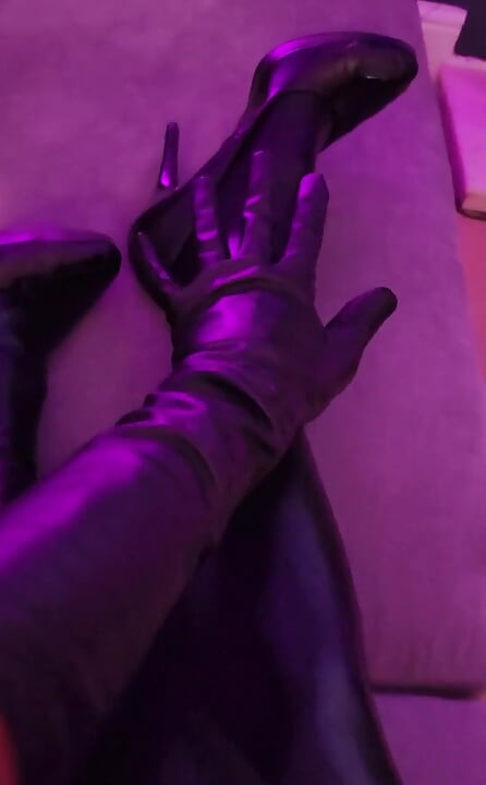 私を見るのに夢中なの?ビッチでしょ?私の濡れたストッキングとオペラ手袋に触りたいの?