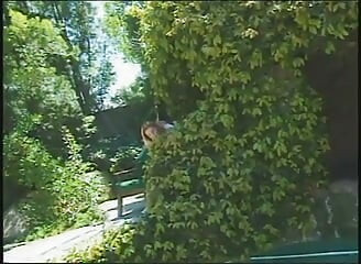 Vintage lesbiana consolador jugando en el jardín