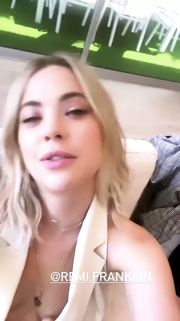 Ashley Benson. Сексуальное селфи-видео, выставляет на показ соски