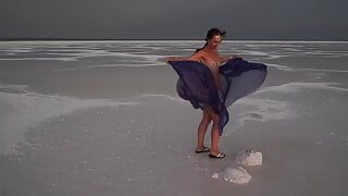 Salt Lake Elton'ın tuz kabuğunda erotik dans