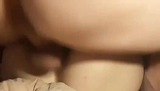 Sıska bir kızın erkek arkadaşı tarafından döllemeli yoğun anal seksi