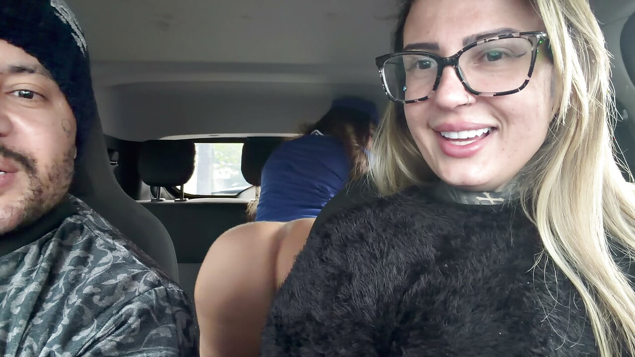 My husband's cuckold got out of the car and I called the gas station attendant to fuck and she accepted and got in the car and was so horny that she was all naked
