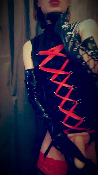 Mistress Emma in latex with strapon