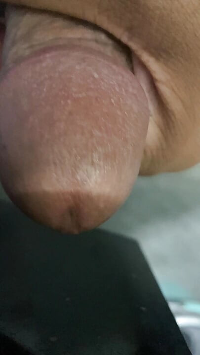 In the bathroom, there was a cock that was getting an erection, only knowing how to endure it, not having to do it