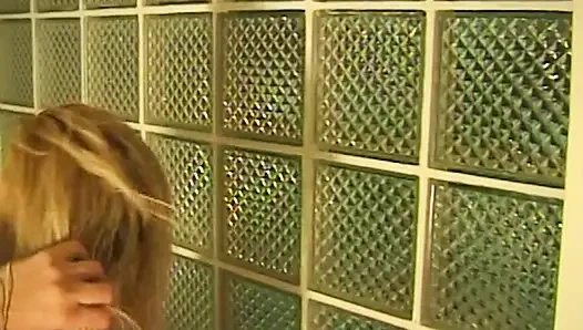 Wilde Lesbenabenteuer in Taxi und Badewanne