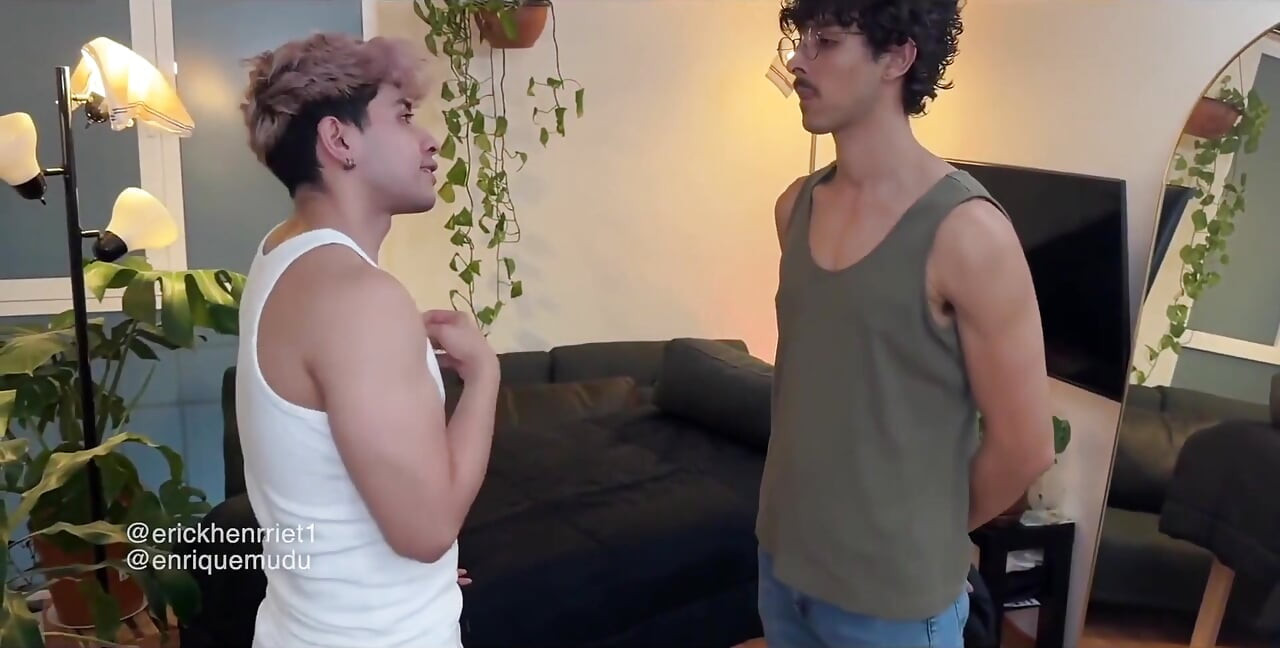 Masajista no puede evitar tocar la enorme polla de su cliente -enriquemudu & erickhenrriet1