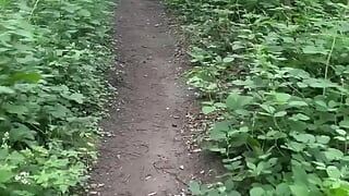 Mergând pe piciorul gol și goală din mașină pentru o labă în pădure