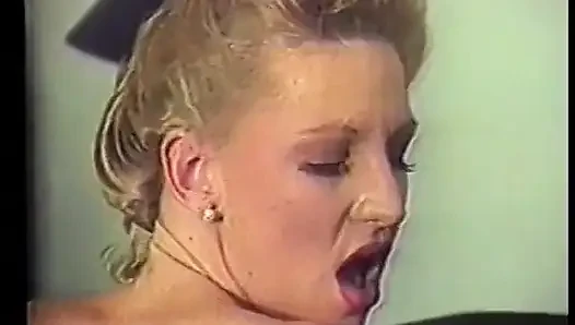 Seksi iç çamaşırlı şehvetli sürtükler birbirlerini parmaklıyor