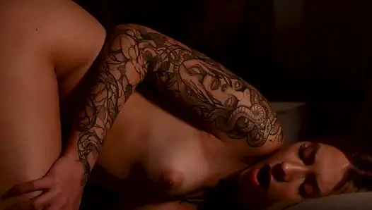 Yumuşak Bir Işıkta Inliyor.