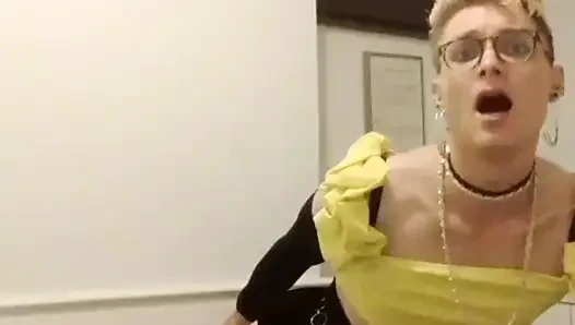 Ateşli kadın kılıklı ibne whiteboi halka açık büyük zenci yarağı dildo