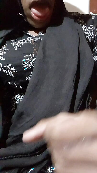 Hintli seksi travesti parmaklıyor