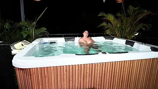 Мелани Латина занимается сексом с лучшим другом своего парня в джакузи