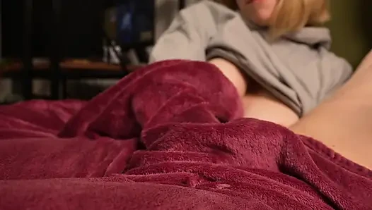 Zusammen fernsehen wurde zu einem handjob mit einem vorzeitigen und total ruinierten orgasmus
