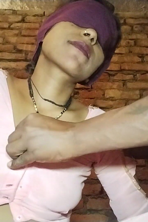 Desi Bhabhi Rounika hård slarvig avsugning djupt i halsen