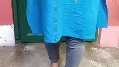 Indiana bhabi totalmente nua andando no chão e mostrando sua bunda grande e buceta suculenta
