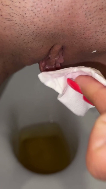 Morning collection of yellow pee! Check out my pads and panties! | Clip 3