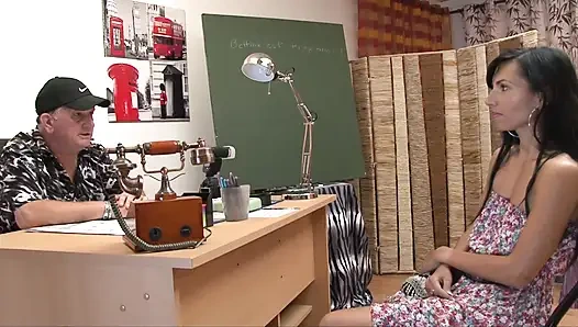 Çarpıcı orta yaşlı seksi kadın oyuncu seçmelerinde üçlü grup sekste götten sikiliyor