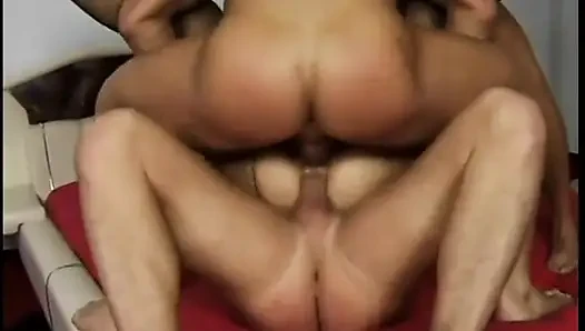 Geiler pornostar nimmt drei schwänze
