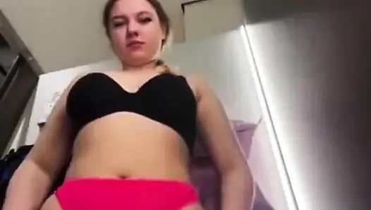 Cewek sange ini lagi asik fingering memeknya - close up