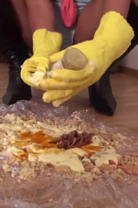 Μελαχρινή σκύλα ποδοπατά φαγητό και καπνίζει τσιγάρο