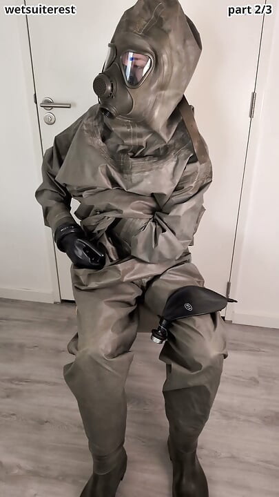 Masturbasi breathplay Zodiac Zodiak dengan baju hazmat karet tebal, masker gas, kantong rebreathing, sarung tangan, dan sepatu bot