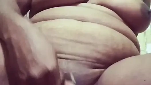 Masturbasi memek hitam desa dengan brinjal orgasme