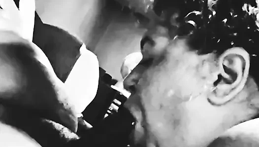 O bir bahşiş emen sperm iblisi emiyor