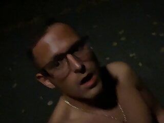 Giovane ragazzo twink tedesco si masturba nudo fuori per strada e viene beccato
