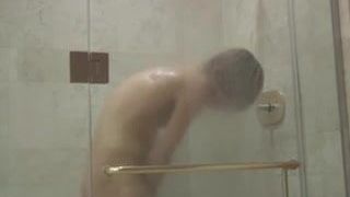 Chuda Kaylo Riley szarpie się po gorącym prysznicu