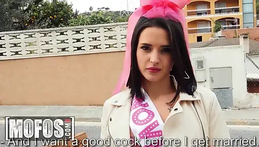 MOFOS - Serenia Keers bachelorette Day wird wild, als sie einen zufälligen typen um einen letzten fling bittet