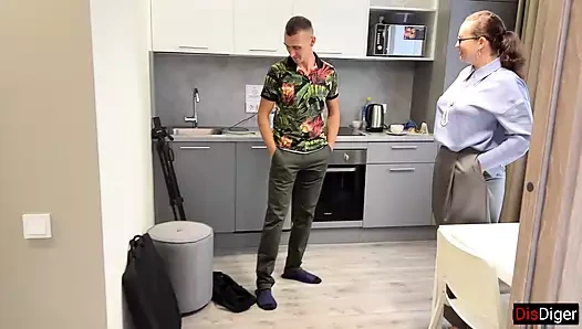 Студент выебал сисястую хозяйку квартиры и её падчерицу