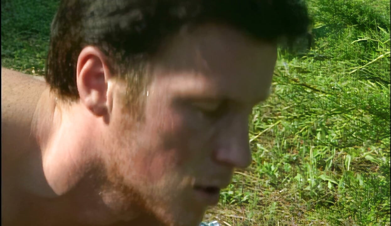 GILFが屋外でチンポをしゃぶりながらアヘ顔になる