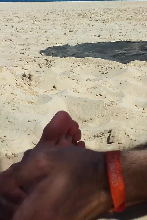 Me cosquillas en los pies en la playa