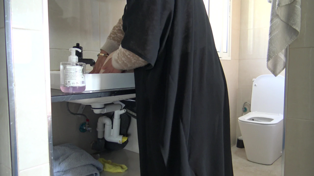 Lezbiyen Arap orta yaşlı seksi kadın tesettürlü kız arkadaşının sıkı amını yıkıyor