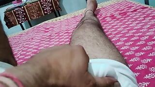 Indische alte männer im schlafzimmer
