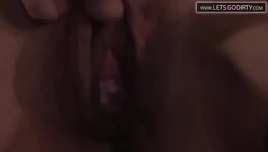 Ateşli kız eli götüne itilirken göğüsleri bağlı ve gözleri bağlı