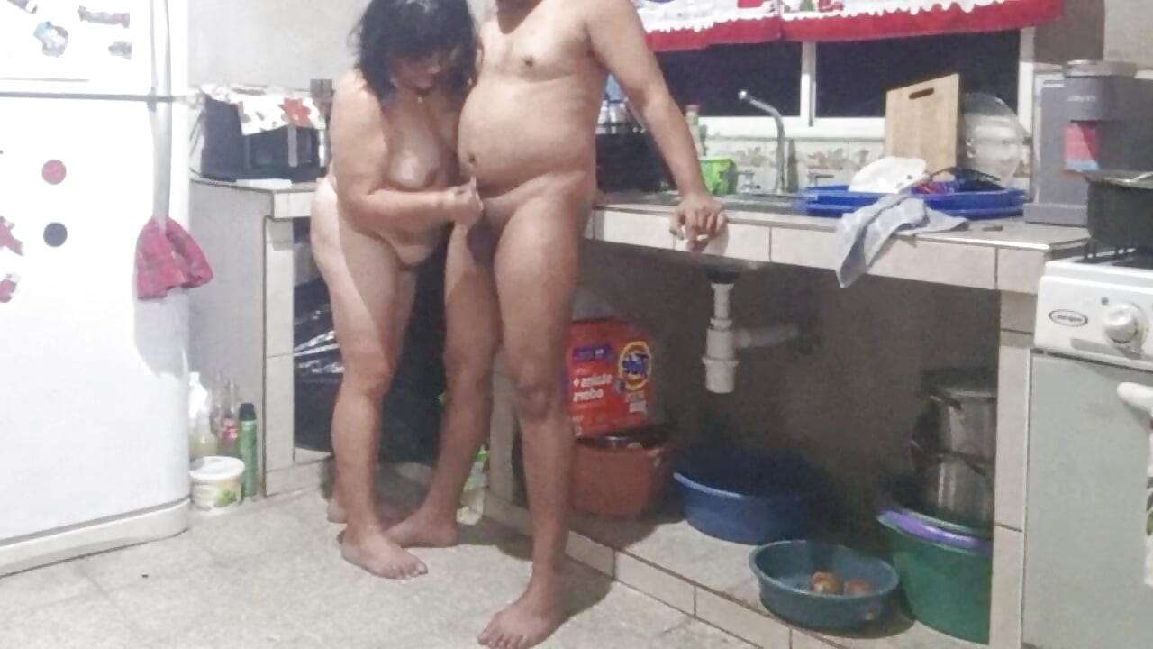 義母はキッチンで私をマスターベーションし、私にドギースタイルで抱いてほしいと言います。